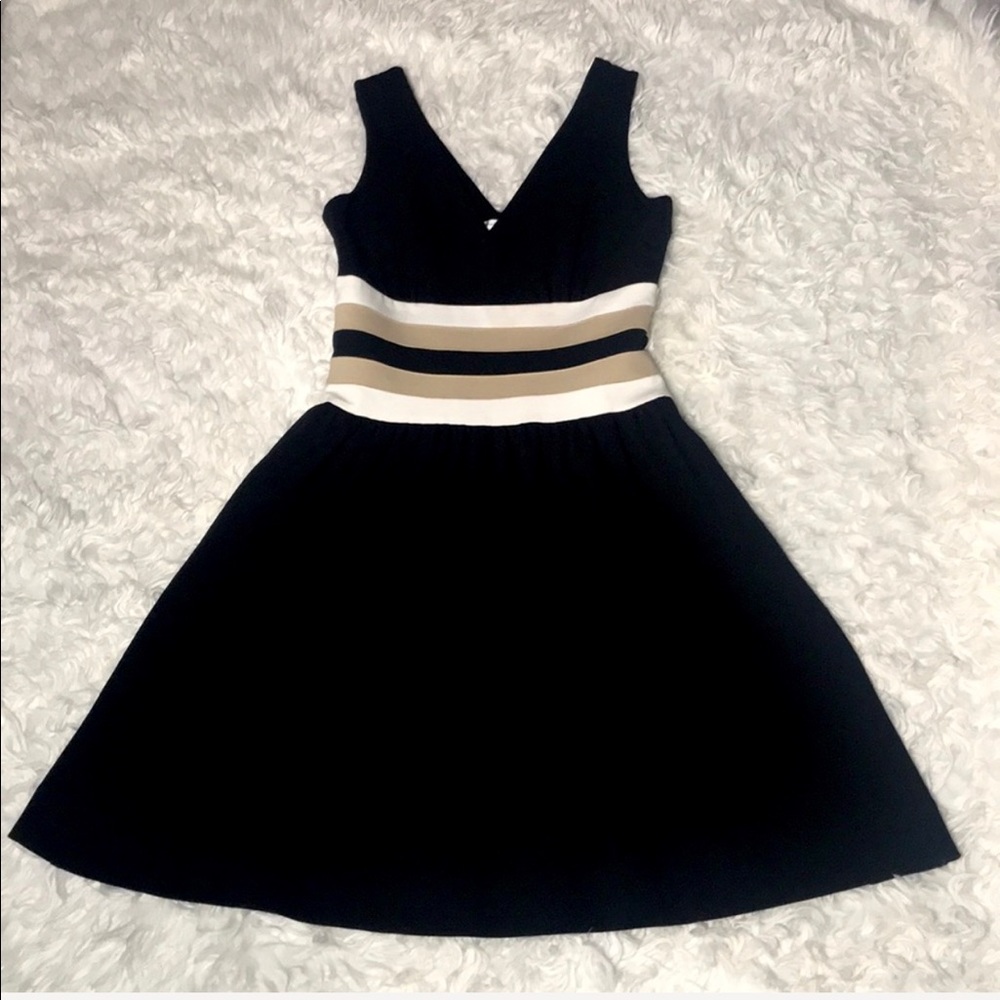 Diane von Furstenberg V Neckline Dress - Picture 2 of 8